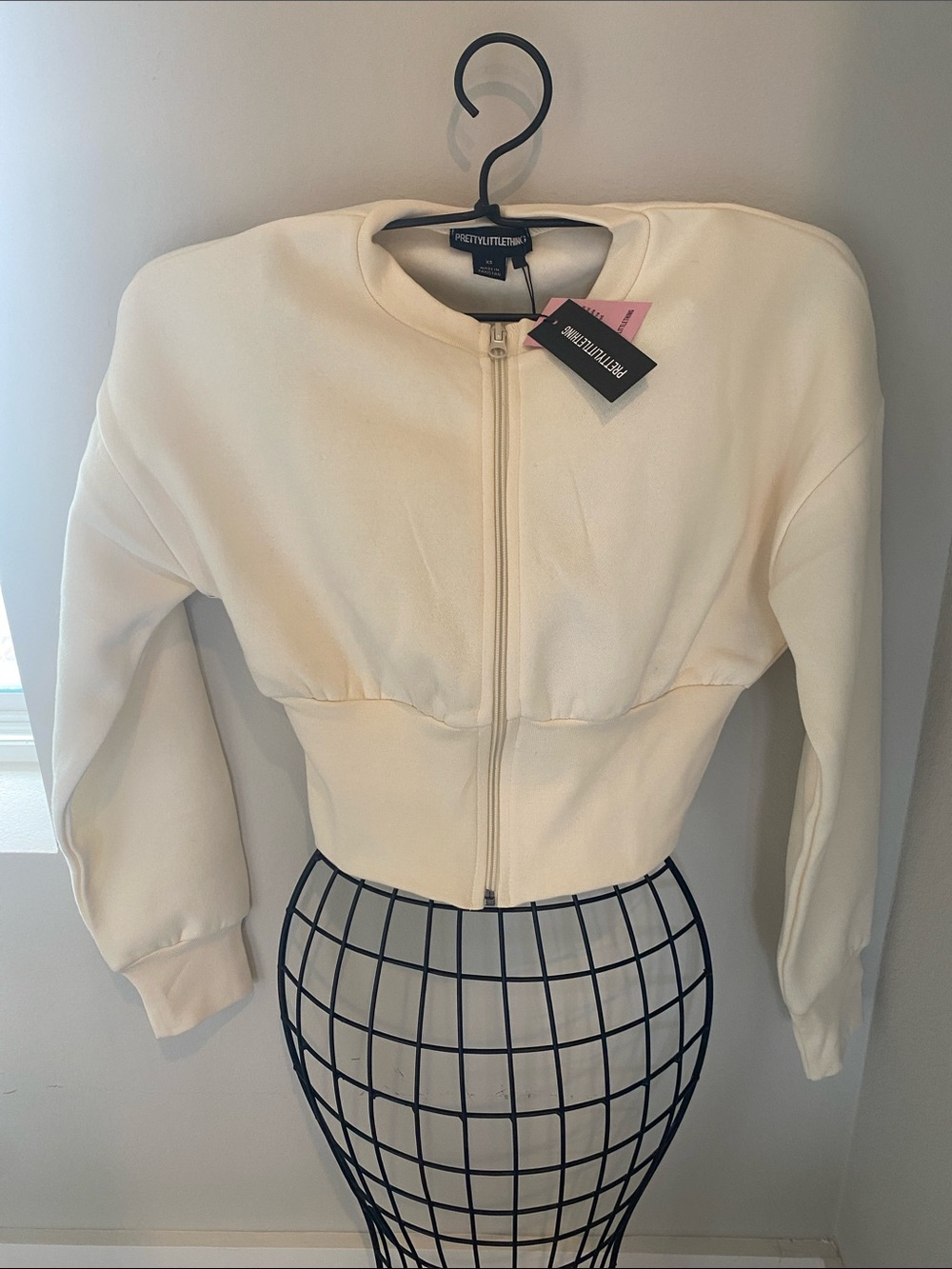 PrettyLittleThing Petite XS Cream Cropped Zip Up Sweatshirt